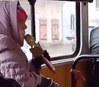 В Днепре женщина устроила караоке в трамвае: видео