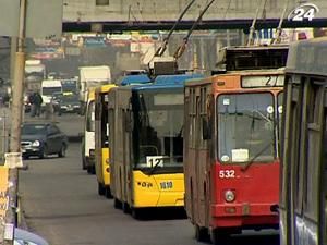 Замість того, щоб людей зранку возити, вони вийшли страйкувати - 30 березня 2010 - Телеканал новин 24 Замість того, щоб людей зранку возити, вони вийшли страйкувати - 30 березня 2010 - Телеканал новин 24