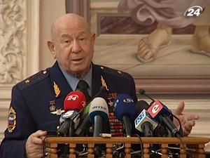 До України приїхав космонавт, який першим вийшов у відкритий космос До України приїхав космонавт, який першим вийшов у відкритий космос