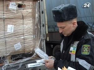 Замість текстилю, кованої огорожі та ДСП - шкарпетки, сумочки та годинники