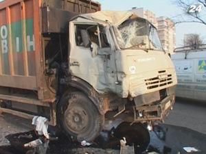 Внаслідок зіткнення рейсового автобуса та сміттєвоза загинула жінка Внаслідок зіткнення рейсового автобуса та сміттєвоза загинула жінка
