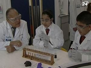 Найбільші лабораторії запросили школярів на уроки фізики та хімії