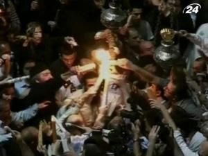 У Храмі Гробу Господнього запалав Благодатний вогонь У Храмі Гробу Господнього запалав Благодатний вогонь