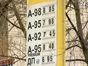 Трейдери закликають уряд відмовитися від формули ціни на пальне. Трейдери закликають уряд відмовитися від формули ціни на пальне.