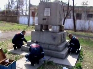 Невідомі облили ртуттю пам'ятник героям революції 1905 року Невідомі облили ртуттю пам'ятник героям революції 1905 року