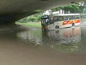 Через повені і зсуви ґрунту загинуло близько 100 людей Через повені і зсуви ґрунту загинуло близько 100 людей