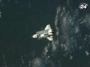 Американський шатл "Дискавері" успішно зістикувався з МКС