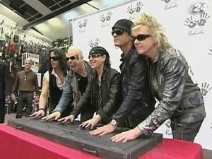 Scorpions залишили свої відбитки на бульварі Сансет Scorpions залишили свої відбитки на бульварі Сансет