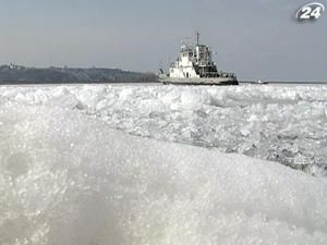 Криголами під Києвом убезпечують від руйнівних наслідків повені Криголами під Києвом убезпечують від руйнівних наслідків повені