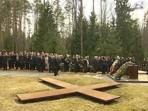 В. Путін і Д. Туск разом вшанували жертв катинської трагедії В. Путін і Д. Туск разом вшанували жертв катинської трагедії