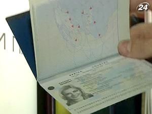 З понеділка українці зможуть отримувати закордонні паспорти З понеділка українці зможуть отримувати закордонні паспорти