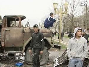 В Бішкеку не припиняються масові безлади