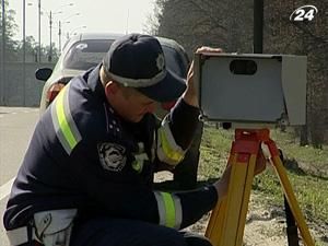 Інспектори ДАІ тестують новий прилад вимірювання швидкості Інспектори ДАІ тестують новий прилад вимірювання швидкості