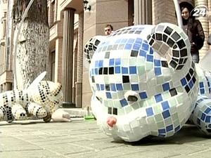 Зрубані дерева у столиці прикрашатимуть "тигробджоли" Зрубані дерева у столиці прикрашатимуть "тигробджоли"