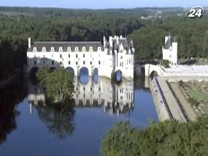 Шенонсо - неповторний замок, що звівся на водами річки Шер