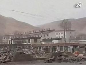 У Китаї тривають пошуки людей, які перебувають під завалами внаслідок сильного землетрусу