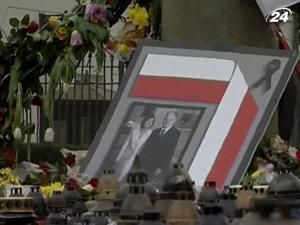 Польська влада продовжила жалобу за загиблими внаслідок авіакатастрофи під Смоленськом до 18 квітня Польська влада продовжила жалобу за загиблими внаслідок авіакатастрофи під Смоленськом до 18 квітня