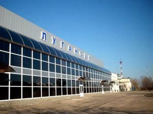 У Луганську авіатехнік потрапив у двигун літака У Луганську авіатехнік потрапив у двигун літака