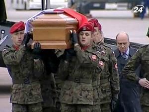 До Варшави спецрейсом доставили тіла 30 жертв аварії Ту-154 До Варшави спецрейсом доставили тіла 30 жертв аварії Ту-154