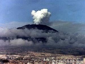 800 людей евакуювали через виверження вулкану в Ісландії 800 людей евакуювали через виверження вулкану в Ісландії