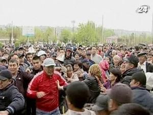 Поваленому президенту Курманбеку Бакієву не дали виступити перед прихильниками Поваленому президенту Курманбеку Бакієву не дали виступити перед прихильниками