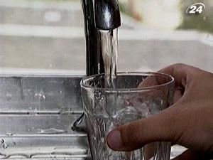 Яку воду пити: бутильовану чи з крану?