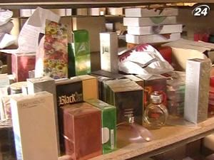 Податківці вилучили в гаражі тонни парфумів без документів Податківці вилучили в гаражі тонни парфумів без документів