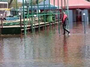В Києві почалась повінь — затоплює набережну