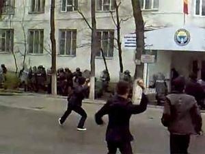 На околицях столиці Киргизії почались масові заворушення На околицях столиці Киргизії почались масові заворушення