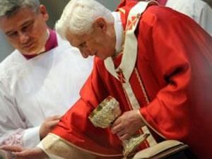 Бенедикт XVI заснув під час меси на Мальті Бенедикт XVI заснув під час меси на Мальті
