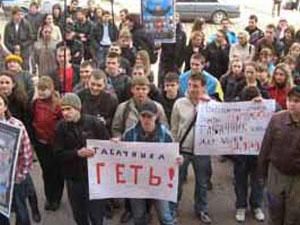 У Львові проти Табачника пікетують вжеблизько 4 тис студентів