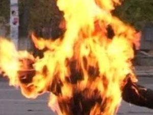 Киянин на підпитку спалив себе біля могили матері Киянин на підпитку спалив себе біля могили матері