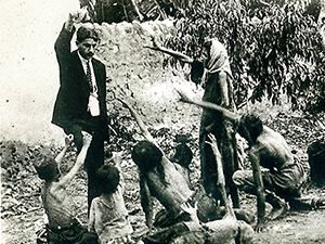 Вірмени вимагають визнати геноцид і закидають яйцями турецьких бізнесменів Вірмени вимагають визнати геноцид і закидають яйцями турецьких бізнесменів