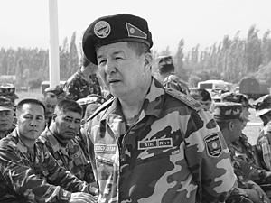 Киргизькі міліціонери вилучають у населення зброю Киргизькі міліціонери вилучають у населення зброю