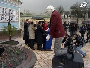 На столичній площі поставили пам'ятник Леніна, який кається