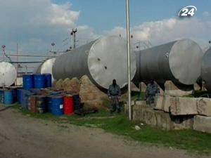 На Запоріжжі підприємці підпільно виготовляли 95-й бензин з різних хімікатів На Запоріжжі підприємці підпільно виготовляли 95-й бензин з різних хімікатів