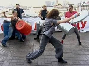 Артисти балету "STOMP" порушили спокій Майдану Незалежності