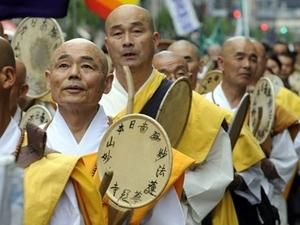 Китайська влада просить ченців покинути район землетрусу Китайська влада просить ченців покинути район землетрусу