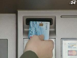 З платіжних карток українців шахраї вкрали майже 13 млн. гривень З платіжних карток українців шахраї вкрали майже 13 млн. гривень