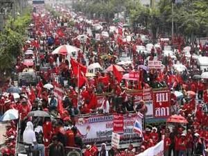 Опозиціонери перекрили дорогу в Таїланді Опозиціонери перекрили дорогу в Таїланді