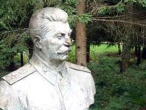 Янукович хоче місцевий референдум про пам'ятник Сталіну Янукович хоче місцевий референдум про пам'ятник Сталіну