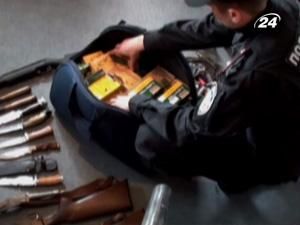 Податківці виявили конвертаційний центр з арсеналом зброї Податківці виявили конвертаційний центр з арсеналом зброї