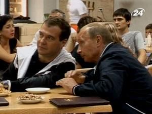 Володимир Путін розповів про свої стосунки з Дмитром Медведєвим Володимир Путін розповів про свої стосунки з Дмитром Медведєвим