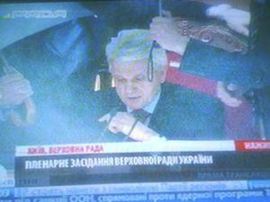 Литвина закидали яйцями, БЮТ кинули в сесійну залу димову шашку Литвина закидали яйцями, БЮТ кинули в сесійну залу димову шашку