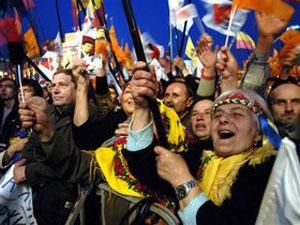 Більше 10 тис. мітингувальників продовжують перебувати під стінами Ради Більше 10 тис. мітингувальників продовжують перебувати під стінами Ради