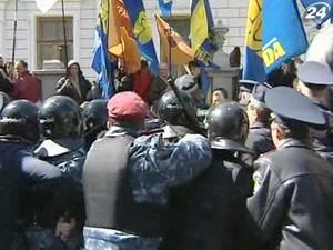 Противників "харківських угод" під Верховну Раду не пропустили правоохоронці Противників "харківських угод" під Верховну Раду не пропустили правоохоронці