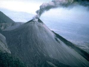 В Гватемалі почав виверження вулкан Сантьягіто, який у минулому вбив 2,5 тисячі людей