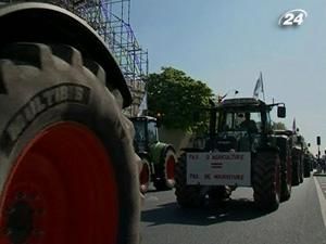 Тисячі фермерів провели акцію протесту в Парижі