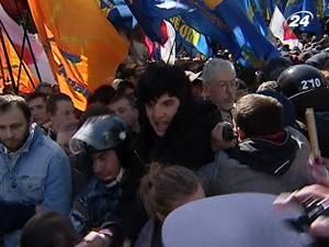 Противників "харківських угод" не підпустили до Верховної Ради Противників "харківських угод" не підпустили до Верховної Ради