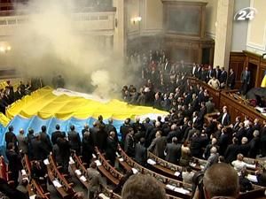 Засідання Верховної Ради розпочалося зі "стрілянини" яйцями Засідання Верховної Ради розпочалося зі "стрілянини" яйцями